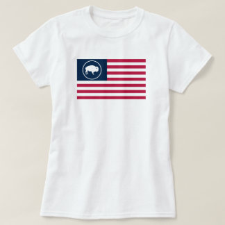 A camisa da mulher branca da bandeira americana do