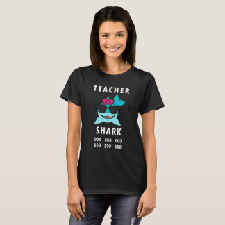 A camisa das mulheres de Doo Doo do tubarão do