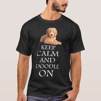 A camisa de Goldendoodle T MANTEM a CALMA E o