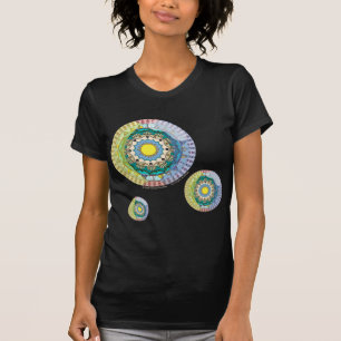 A camisa escura dos homens da luz do sol do verão