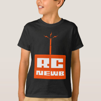 A camisa preta do miúdo de RC Newb (logotipo