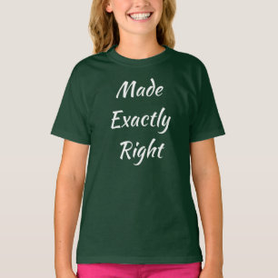 A camiseta básica da garota é feita exatamente da 