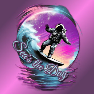 A camiseta do dia do astronauta surfando no mar