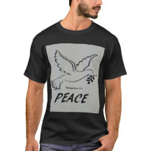 A camiseta tem pomba de paz e escritura.