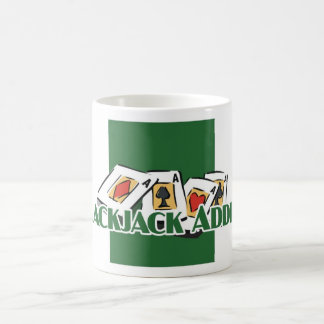 A caneca branca do viciado do vinte-e-um