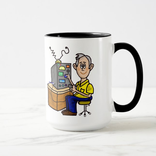 A caneca cinzenta do operador de radioamador do (Direita)