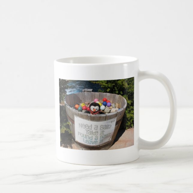 A caneca de café de colocação do pinguim (Direita)