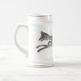 A caneca de cerveja da mão