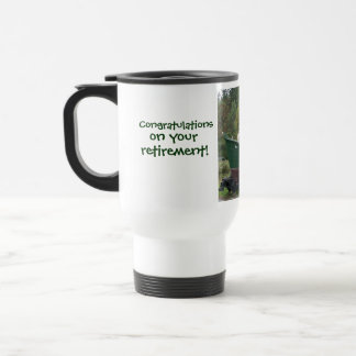 A caneca de viagem do marinheiro idoso