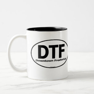 A caneca do centro de DTF Frederick