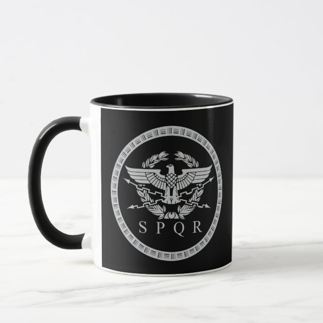 A caneca do emblema do império romano (Esquerda)