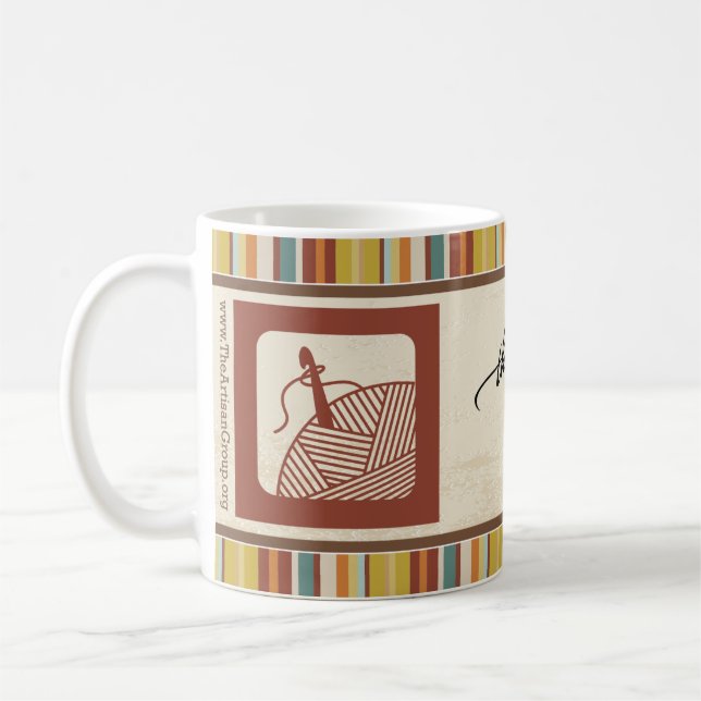 A caneca do MEMBRO do grupo do artesão (crochet) (Esquerda)