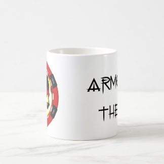 A caneca morphing da mão do homem inoperante