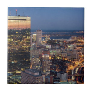 A construção de Boston com luz arrasta na estrad
