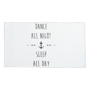 A dança toda a noite, dorme o dia inteiro