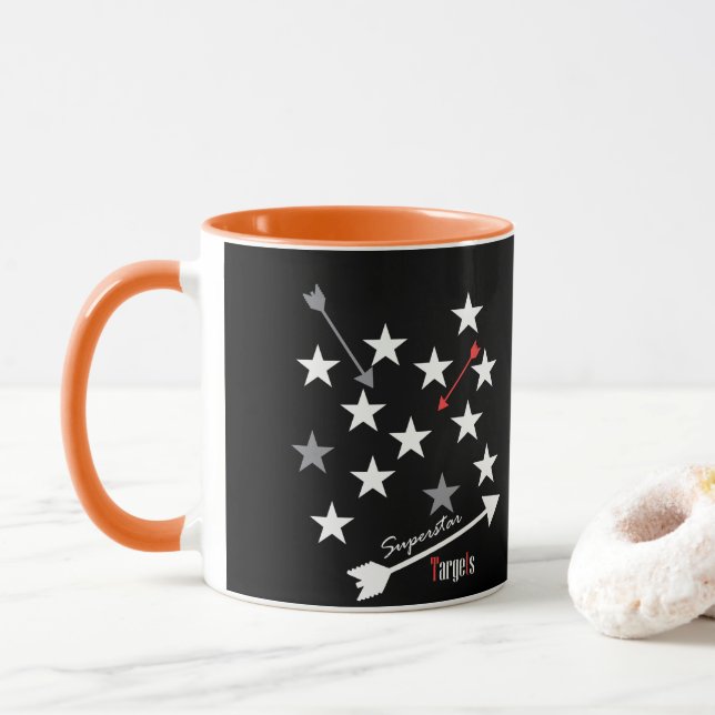 A estrela mundial visa o copo da caneca de café do (Com Donut)