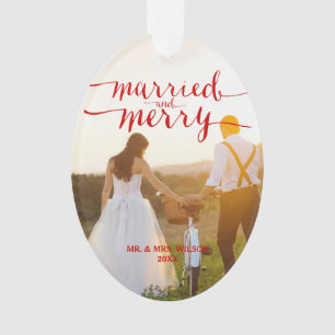 A FELIZ vermelha & CASOU o ORNAMENTO do FERIADO da