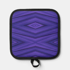 A frente mostra um padrão geométrico roxo