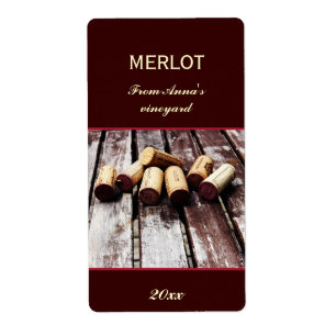 A garrafa de vinho arrolha a etiqueta da garrafa