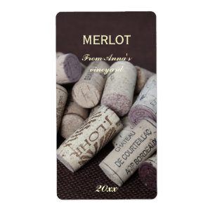 A garrafa de vinho arrolha a etiqueta da garrafa