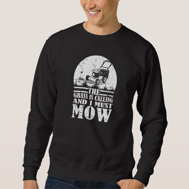 A grama está chamando e eu preciso cortar Camisa e (Frente)