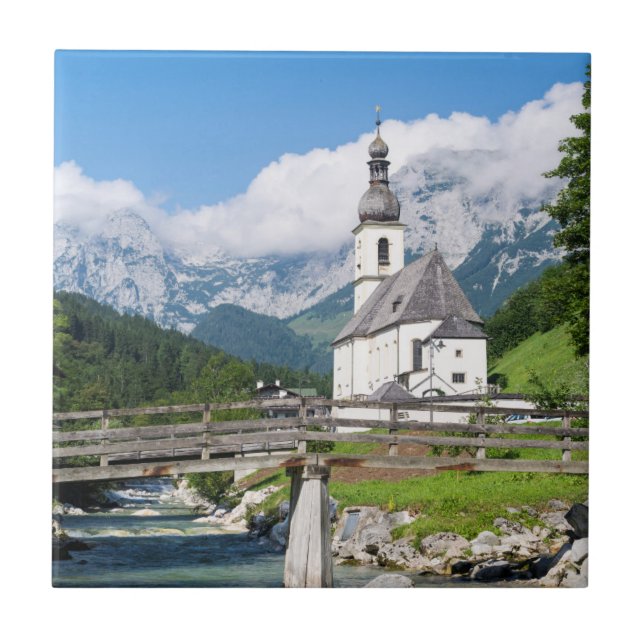 A igreja paroquial de Ramsau na Baviera, Alemanha (Frente)