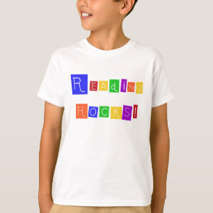 A leitura balança o camiseta e os presentes