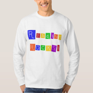 A leitura balança o camiseta e os presentes