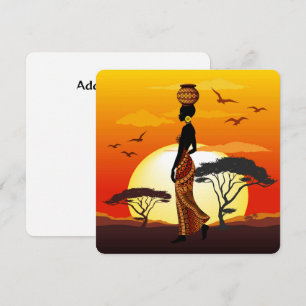 A linda mulher africana Silhouette sobre os sóis a