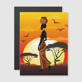A linda mulher africana Silhouette sobre os sóis a