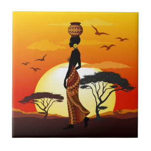 A linda mulher africana Silhouette sobre os sóis a