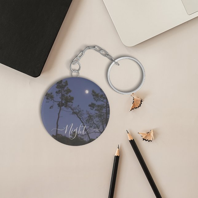 A lua à noite em um chaveiro de floresta (The moon at night in a forest keychain
)