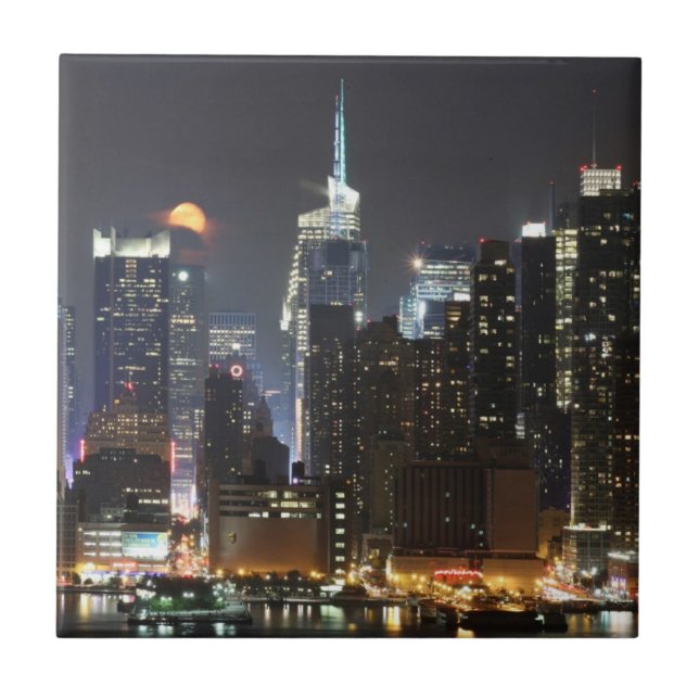 A lua aumenta sobre o Midtown New York. (Frente)