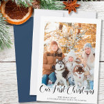 A Mão Letrou Nossa Primeira Foto Vertical De Natal<br><div class="desc">A Mão Inscreveu A Nossa Primeira cartão com fotos De Natal. O modelo de foto está configurado para você adicionar uma foto vertical e você também pode personalizar a saudação - ideal para o novo bebê, novo animal de estimação, novo lar, recém-casados etc. Simples design de tipografia moderna e elegante,...</div>