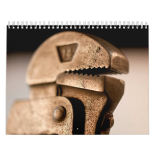 A mão utiliza ferramentas o calendário impresso