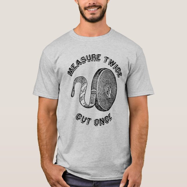 A medida cortou duas vezes uma vez a camisa (Frente)