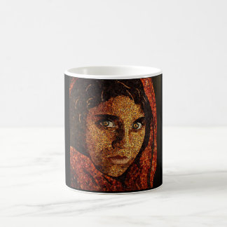 A menina afegã revela a caneca