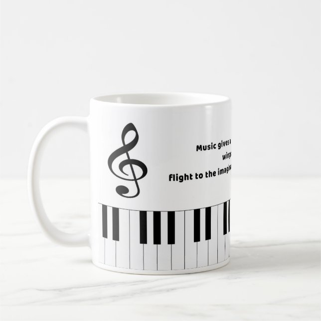 A música do piano cita a caneca de café (Esquerda)
