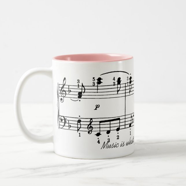 A música está sentindo a caneca de café (Esquerda)