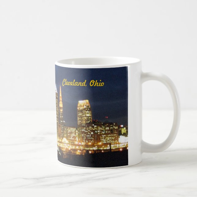 A noite de Cleveland, Ohio ilumina a caneca da (Direita)