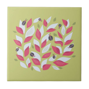 A planta verde com rosa sae e joaninhas primavera
