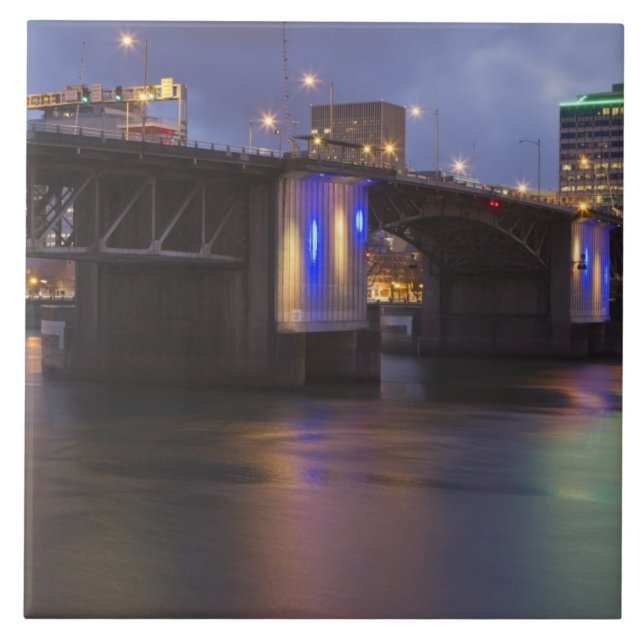 A ponte Morrison sobre o rio Willamette (Frente)