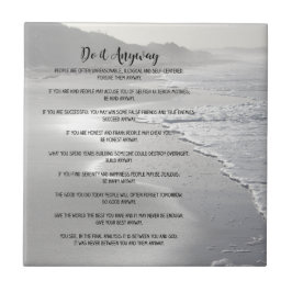 A praia enevoada do oceano fá-lo de qualquer