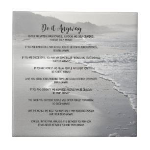 A praia enevoada do oceano fá-lo de qualquer