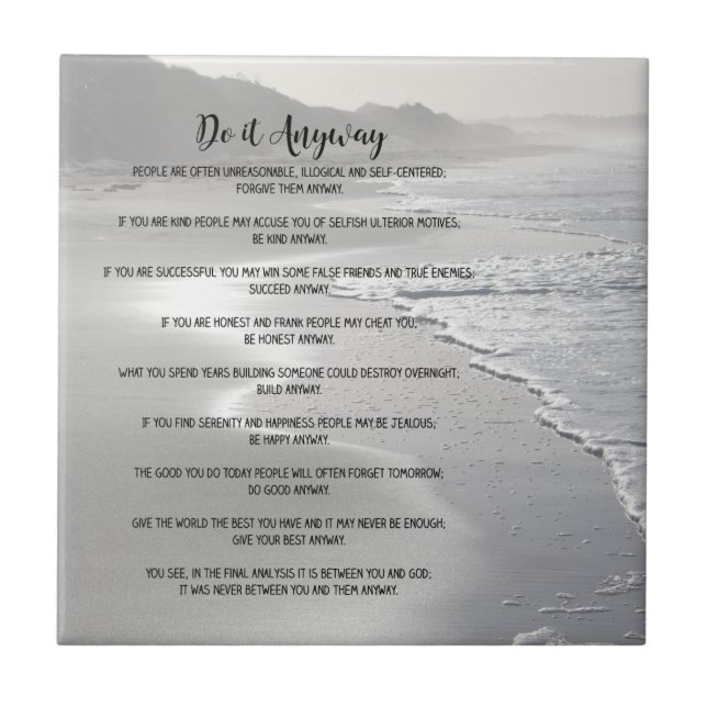 A praia enevoada do oceano fá-lo de qualquer (Frente)