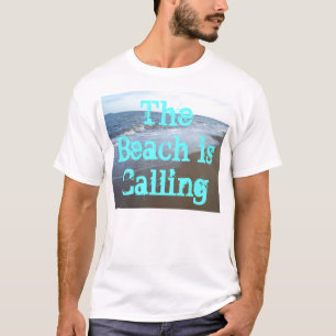 A praia está chamando o camiseta da praia do ver