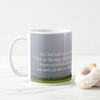 A promessa do deus na caneca de café do arco-íris