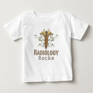 A radiologia balança a camisa do bebê T da