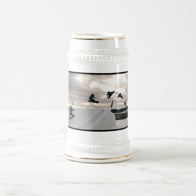 A snowboarding engana a caneca de cerveja da (Centro)