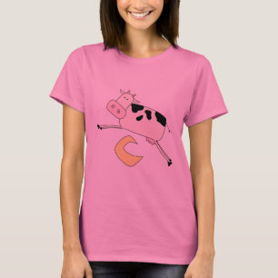 A vaca salta sobre o camiseta e os presentes da